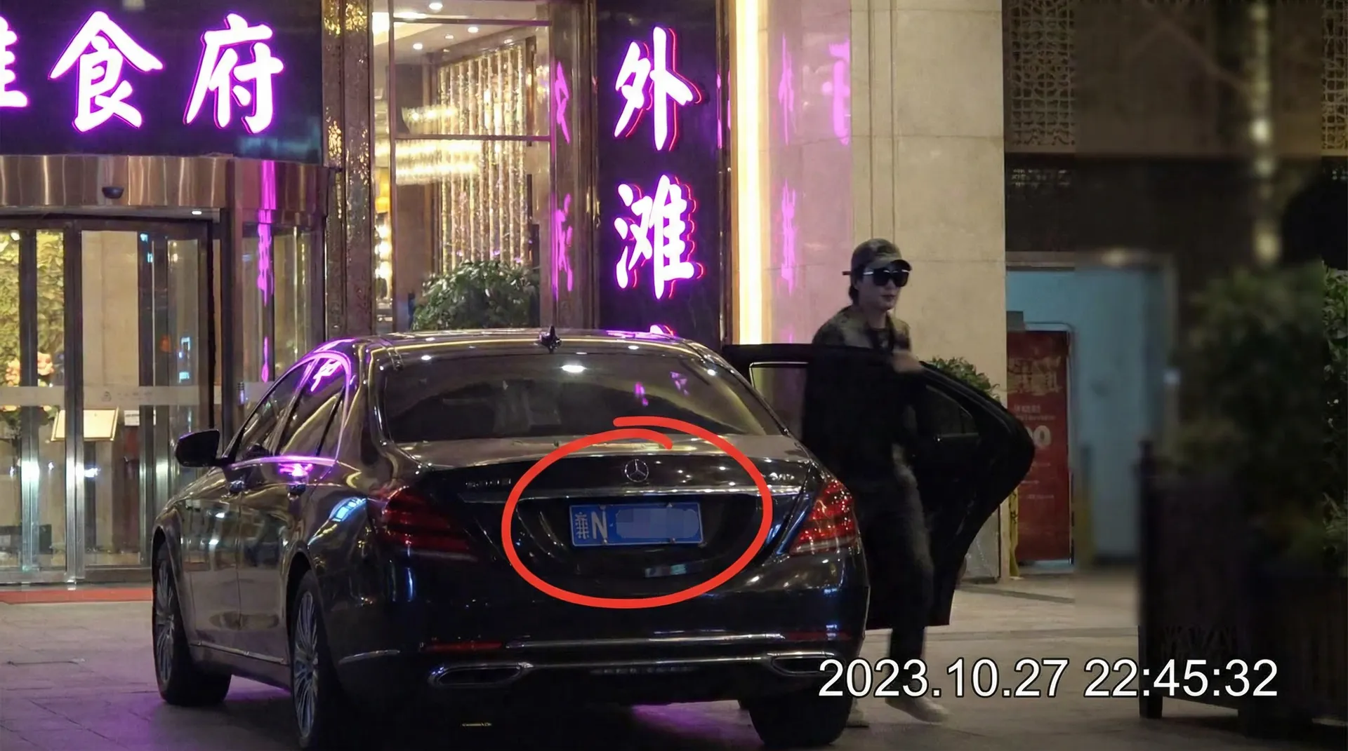 羞羞视频 - 豪车餐厅外偷拍